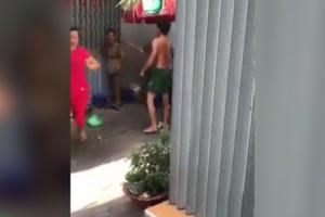 Phẫn nộ với clip nghịch tử dùng chổi đánh mẹ