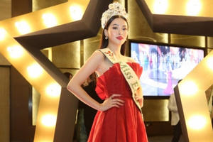 Phương Khánh quyến rũ đến nao lòng tại đêm chung kết Miss Earth Singapore 2019