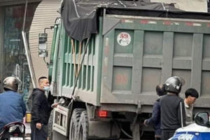 Tin tai nạn giao thông ngày 19/11: Tránh xe máy, ô tô tải tông xe con đang đỗ rồi đâm sập tường nhà dân Tin tai nạn giao thông ngày 19/11: Tránh xe máy, ô tô tải tông xe con đang đỗ rồi đâm sập tường nhà dân