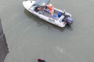 Thót tim CSGT lao xuống sông cứu cô gái nhảy cầu tự tử