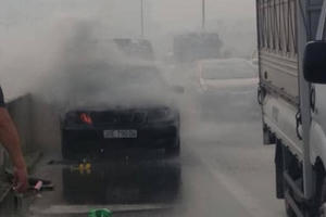 Ô tô Mercedes bốc cháy, tài xế may mắn thoát chết