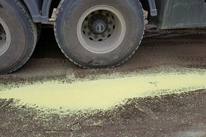 [Clip]: Cận cảnh vật liệu cháy nổ độc hại, mất an toàn bên bờ sông Lô