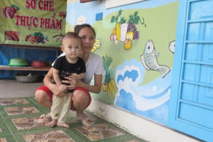 Sự thật thông tin trẻ mầm non khóc ngất ngoài hành lang lớp học