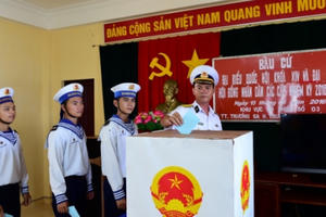 Hình ảnh cử tri đảo Trường Sa lớn lần đầu bỏ phiếu bầu cử cùng nhân dân cả nước