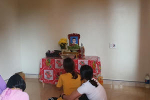 Vụ 39 nạn nhân tử vong trong thùng container tại Anh: Chết lặng trước những chiếc bàn thờ lập vội