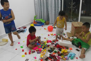 Bố mẹ “bấn loạn” vì con nhỏ nghỉ hè