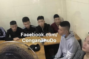 Hà Nội: Triệu tập nhóm thanh niên cầm dao phóng lợn đuổi chém nhau náo loạn trên phố