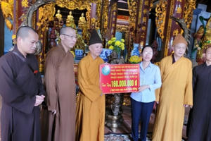 Thượng toạ Thích Thanh Quyết trao gần 2 tỷ đồng ủng hộ đồng bào miền Trung