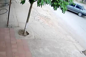 Khoảnh khắc sinh tử của 2 nam thanh niên sau khi trượt dài gần 10m trước khi chui vào gầm ôtô