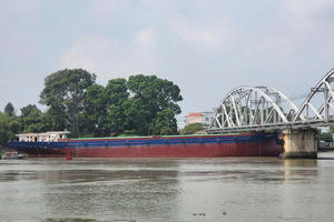 Tàu chở hàng tông cầu Ghềnh, dừng chạy tàu đoạn Biên Hòa – Dĩ An