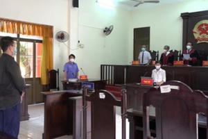 Dùng dao dọa giết vợ rồi đâm trọng thương cán bộ công an