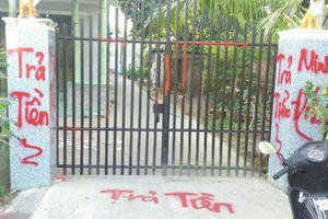 Hai thanh niên dùng sơn, mắm tôm và vàng mã để đòi nợ