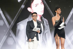 Hoa hậu H'hen Niê đầy cá tính với trang phục lệch vai kết hợp với găng tay da