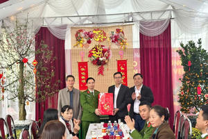 Lãnh đạo UBND xã Minh Đài chúc Tết, tặng quà các đơn vị làm nhiệm vụ trực Tết