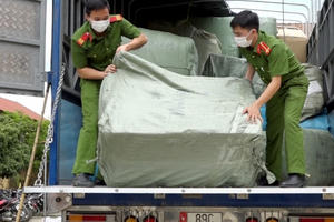 Quảng Bình: Bắt số lượng hàng "lậu" khủng khi đang trên đường đi tiêu thụ