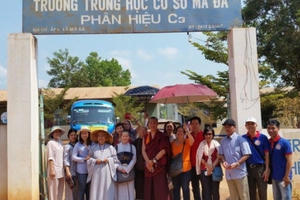 Trao tặng xe “bus” đến học sinh nghèo vùng xa