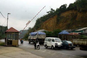 Lạng Sơn: Tài xế chở hàng lậu tông cán bộ thuế tử vong