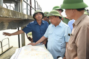 Thủ tướng đi thị sát, chỉ đạo hộ đê tại Ninh Bình