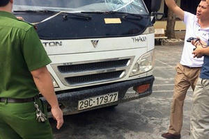 Hà Giang: Lại xuất hiện đối tượng lạ ném vỡ kính ô tô của thương lái mua lá Giang