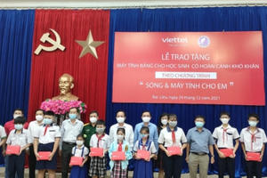 Viettel tặng hơn 2.500 máy tính bảng cho học sinh nghèo ở Bạc Liêu