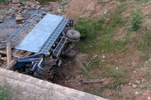 Hà Tĩnh: Lật xe tải 2 người tử vong