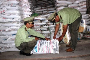 Cần chặt đứt “vòi” phân phối để ngăn chặn phân bón giả