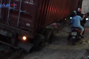 Bình Dương: Xe container bất ngờ sụt ống cống, giao thông qua khu vực hỗn loạn
