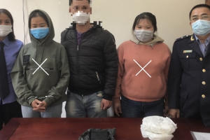 Dì đưa cháu đi vận chuyển “hàng trắng”