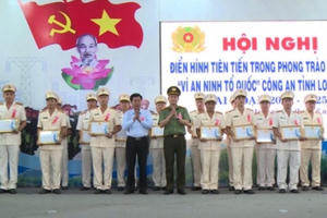 Công an tỉnh Long An biểu dương tập thể, cá nhân có thành  tích xuất sắc