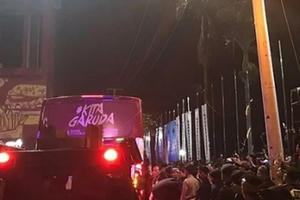 Thua tuyển Việt Nam, cổ động viên Indonesia chặn xe, đòi sa thải HLV McMenemy