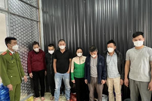 Xem đá bóng xong, 7 nam nữ sát phạt nhau bằng hình thức đánh "ba cây"