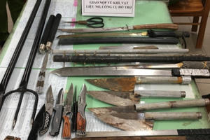 TP HCM: Người dân tiếp tục đến công an nộp vũ khí để nhận gạo, dầu ăn