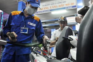 Ngày đầu 2019: Thuế tăng kịch khung, bộ lập tức điều chỉnh giá xăng