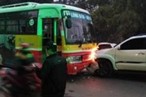 Hà Nội: Đâm tử vong cụ ông đi trên đường, ô tô 7 chỗ tiếp tục đấu đầu xe buýt