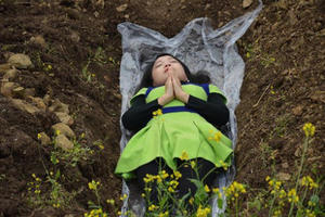 Phụ nữ đau khổ trong hôn nhân trải nghiệm chết để làm lại cuộc đời