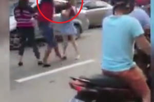 Clip: Thanh niên to khỏe cầm mũ bảo hiểm đánh vào đầu cô gái sau va chạm giao thông