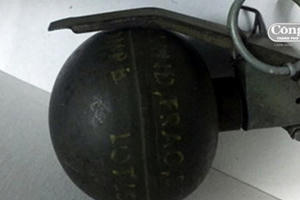 Nghi bị mất ruộng, người đàn ông mang lựu đạn đến buộc vào cổ ông xóm trưởng dọa giết