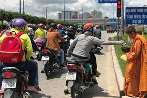 Giấu xe máy sau ống cống, khoác áo nhà sư ra giao lộ… xin tiền Giấu xe máy sau ống cống, khoác áo nhà sư ra giao lộ… xin tiền