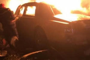 Clip: Khoảnh khắc xe sang Rolls-Royce Phantom mạ vàng bị bà hỏa thiêu rụi trong đêm