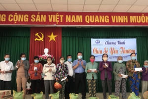 Cần Thơ: Trao tặng 200 phần quà cho hộ nghèo gặp khó khăn trong dịch Covid-19