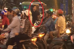 Tuấn Hưng bất ngờ xuống đường "điều khiển giao thông"