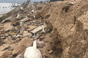 Photo - Kè sông gần 12 tỷ đồng ngân sách chưa nghiệm thu đã rơi “miệng hà bá”