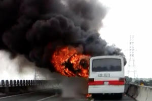 Xe khách cháy ngùn ngụt trên cao tốc