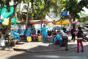 Có ca mắc COVID-19, Quận 7 xét nghiệm 2.000 người dân