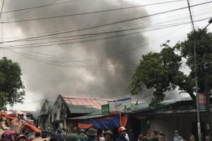 Clip hiện trường vụ cháy kho hàng gần chợ Vinh