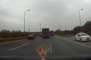 Tránh chốt CSGT, taxi chạy ngược chiều trên Đại lộ Thăng Long