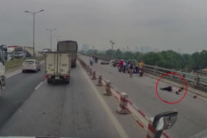 Đôi nam nữ đi xe máy đâm vào thành cầu Thanh Trì, một người tử vong