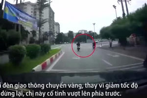 Video: Người phụ nữ đi xe máy không đội mũ bảo hiểm, vượt đèn đỏ bị "xế hộp" đâm trực diện