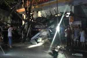 Xe trộn bê tông húc đổ trạm biến áp, 2 người tử vong