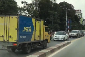 Tài xế đi ngược chiều trên cầu vượt bị phạt 1 triệu, tước GPLX 2 tháng